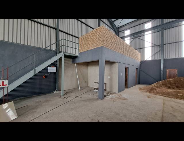 1,150M² WAREHOUSE TO LET IN ALTON
